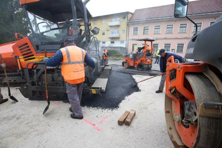 ASFALTIRANJE LJUBLJANSKE CESTE RAKEK 00 FOTO LJUBO VUKELIČ